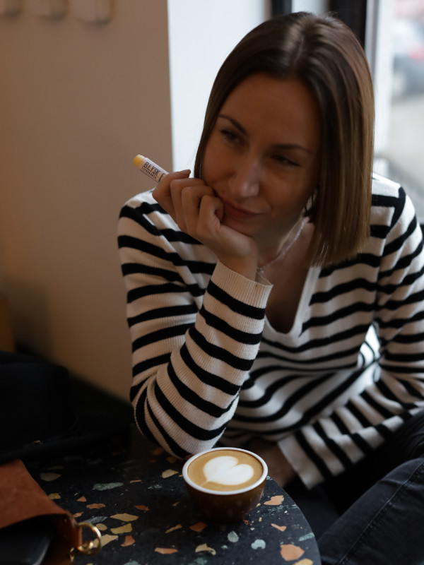 dziewczyna lipstick pomadka kawa